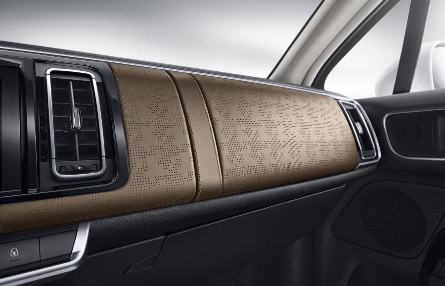 Детали интерьера Citroen C6 2016 года  (фото 25 из 39)